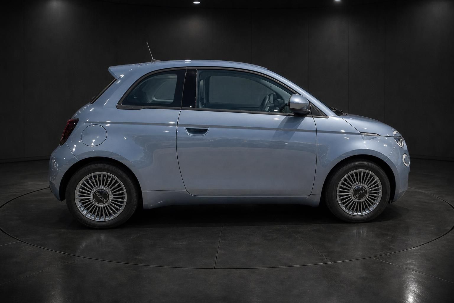 Fiat 500 elektrisch Seitenansicht in Blaugrau metallic