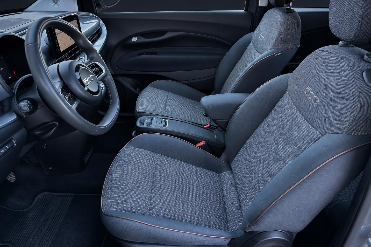 Fiat 500 Innenraum Vordersitze und Cockpit Detailansicht