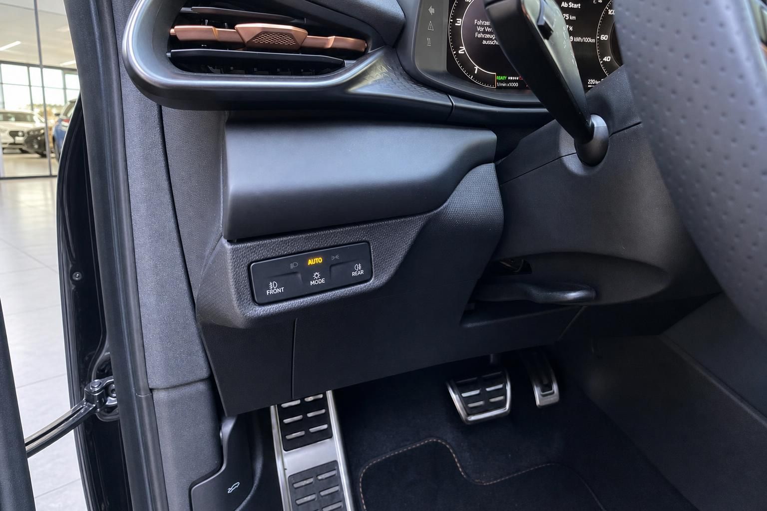 Innenraum Detail Lichtschalter und Pedalerie im Fahrzeug