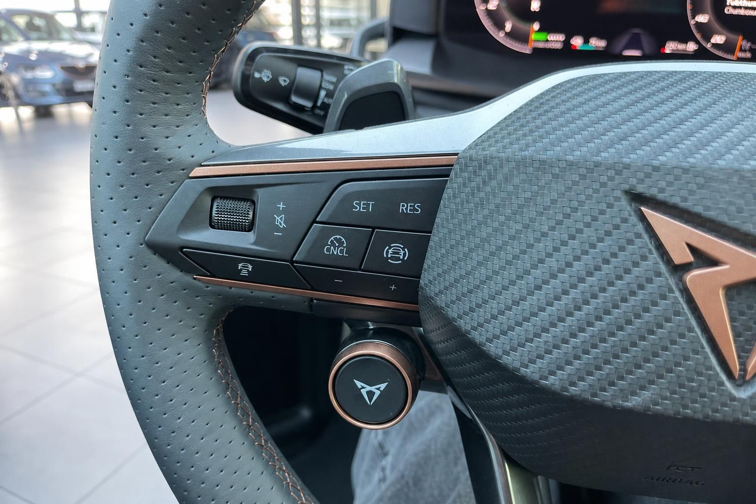 Lenkradbedienelemente mit Tempomat-Tasten im Cupra