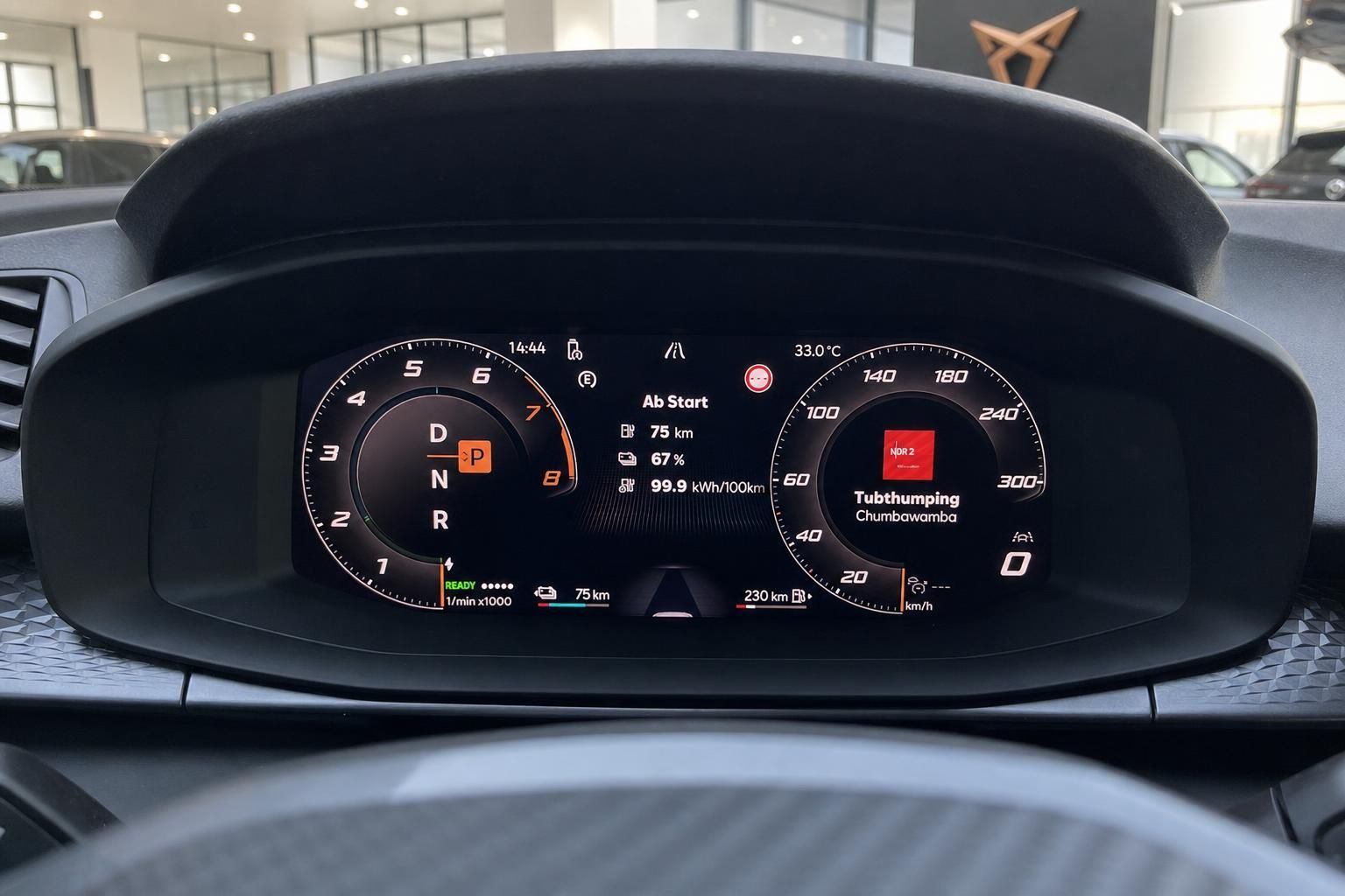 Digitales Kombiinstrument mit Tachoanzeige im Fahrzeug