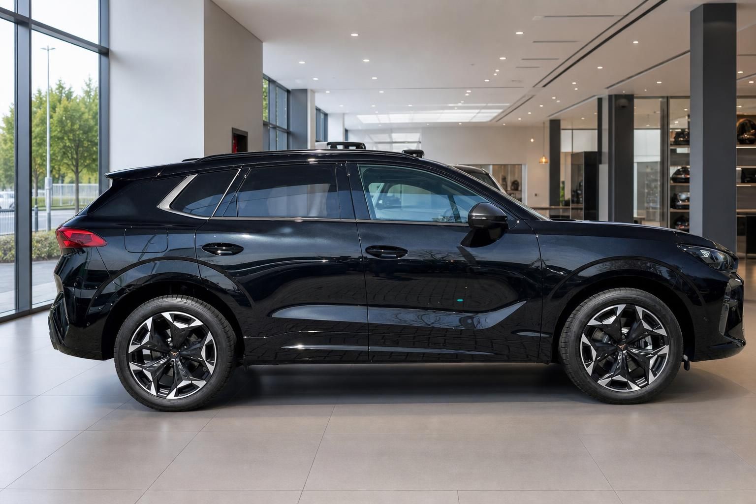 Cupra Terramar schwarz Seitenansicht SUV im Autohaus Showroom