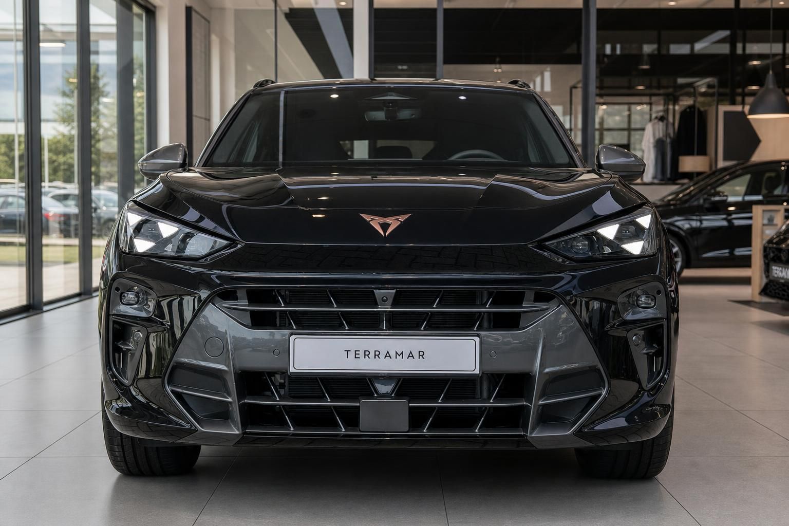 Cupra Terramar schwarz Frontansicht im Autohaus Showroom