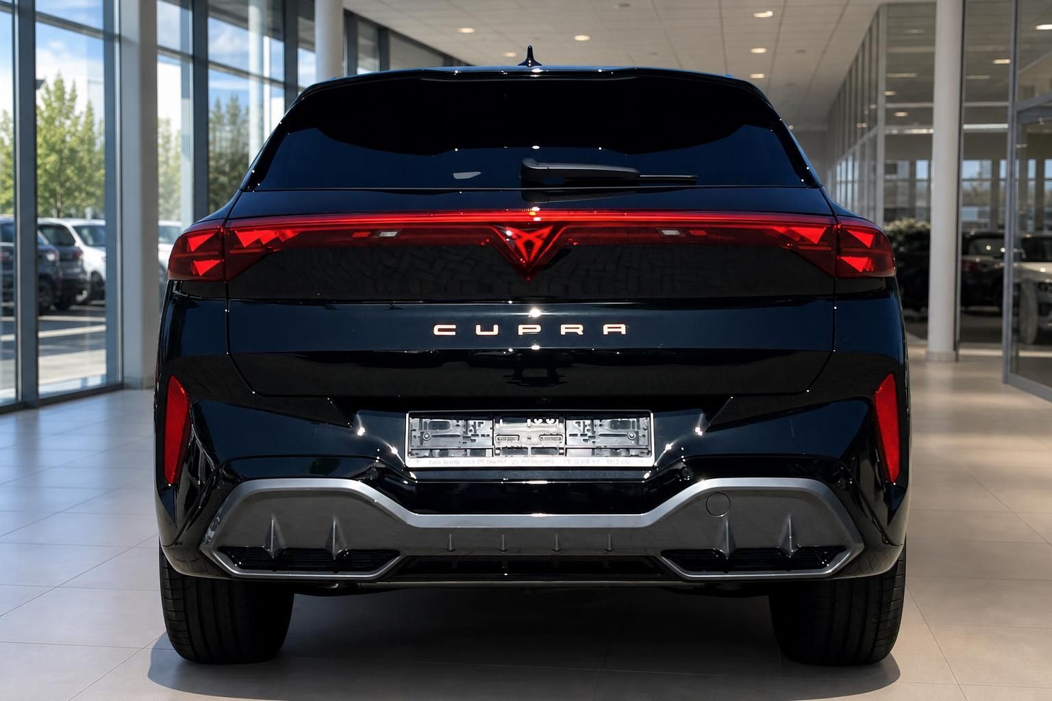 Cupra Terramar in Schwarz, Heckansicht im Autohaus