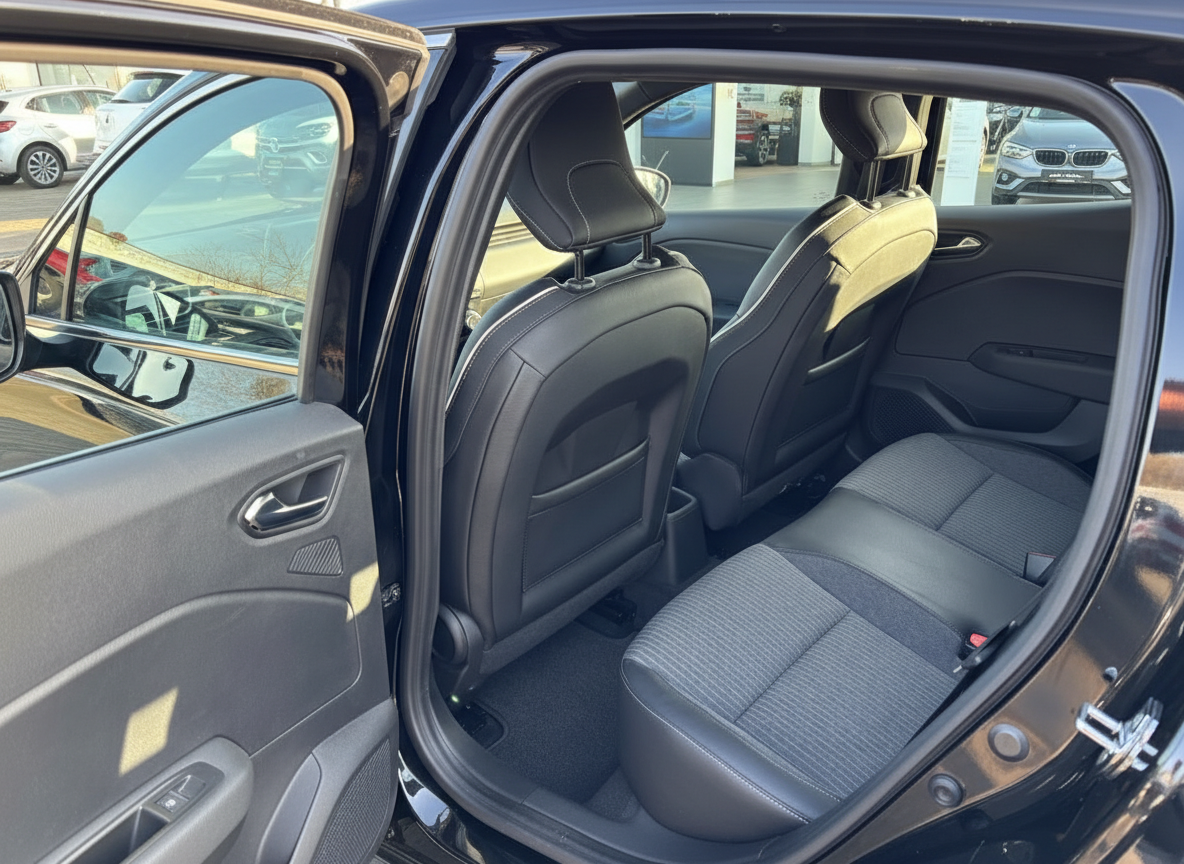 Schwarzes Fahrzeug Innenraum Rücksitzbank mit schwarzem Leder und Stoffsitzen