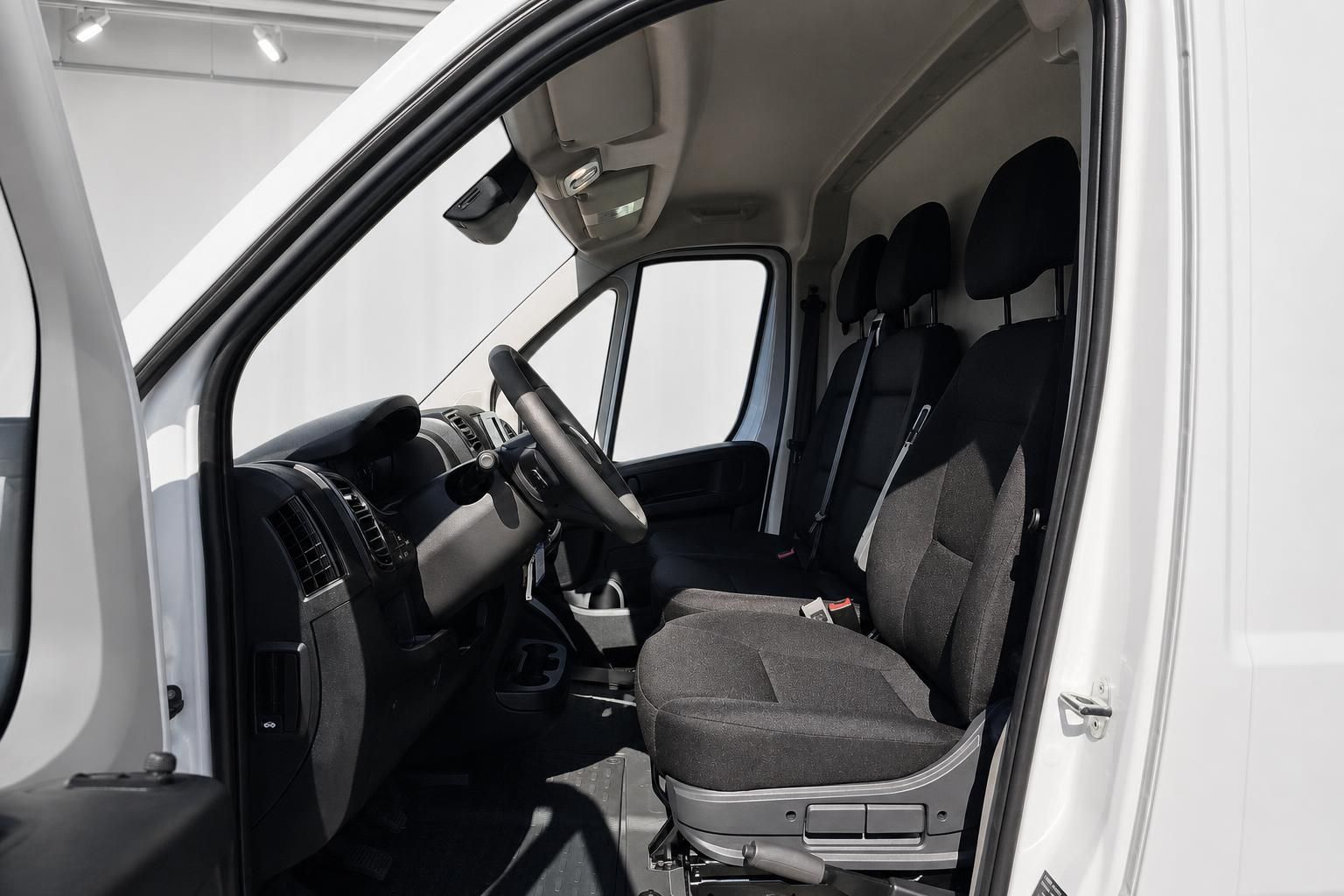 Fiat Ducato Innenraum, Fahrersitz und Cockpit von der Seite