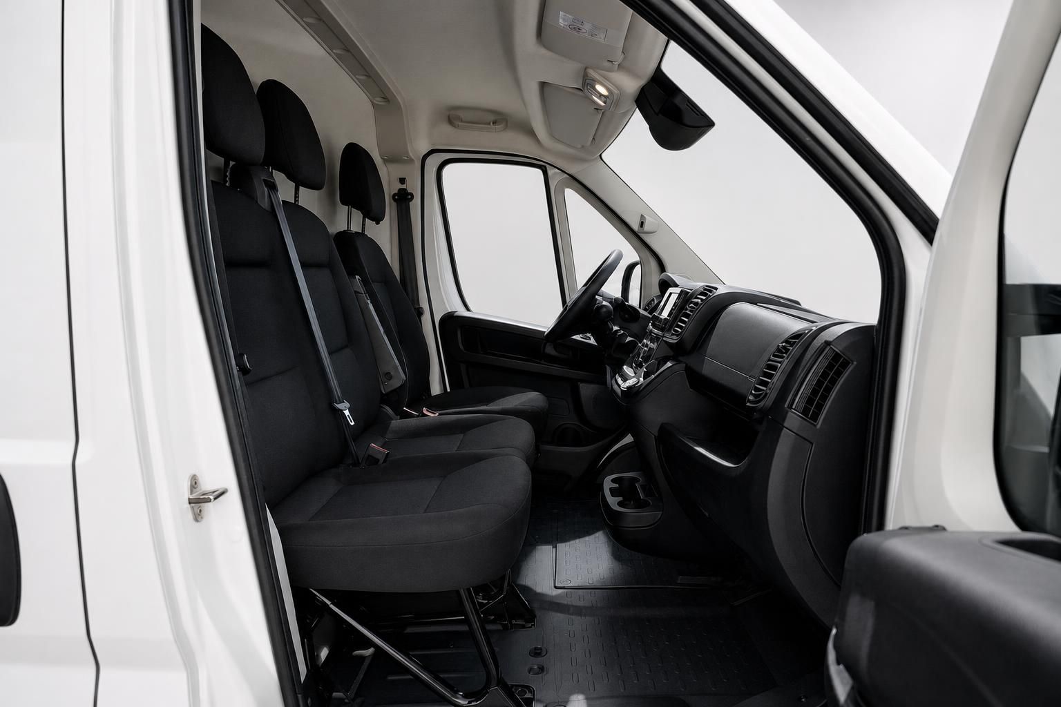 Fiat Ducato Innenraum mit Doppelsitzbank und Armaturenbrett