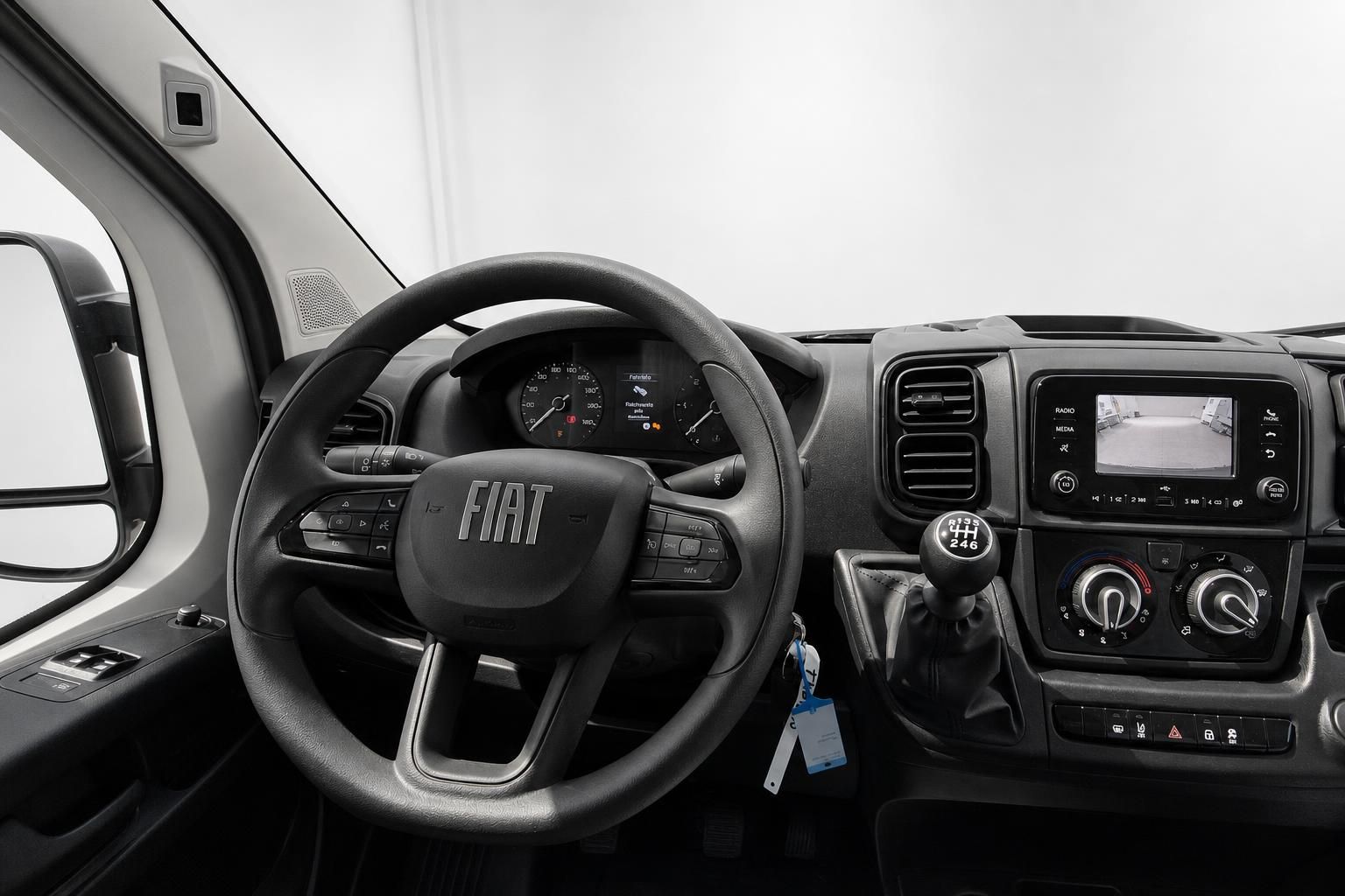 Fiat Ducato Cockpit mit Lenkrad, Schaltung und Multimedia-Display