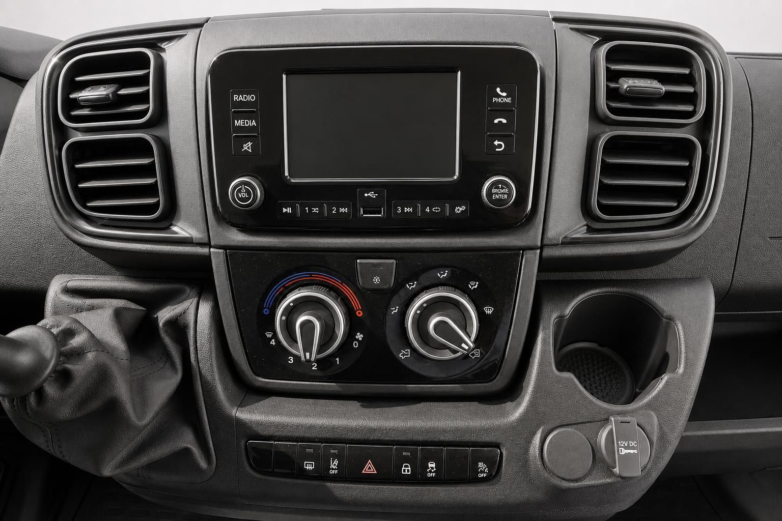 Cockpit Mittelkonsole mit Touchscreen und Klimabedienung im Fiat Ducato
