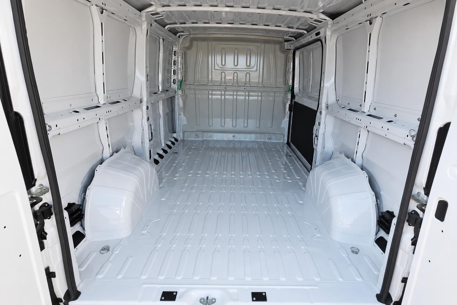 Blick in den leeren Laderaum des Fiat Ducato von hinten