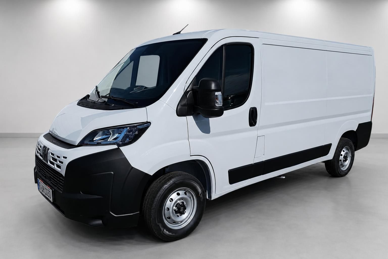 Fiat Ducato weiß Frontansicht schräg Transporter Kastenwagen