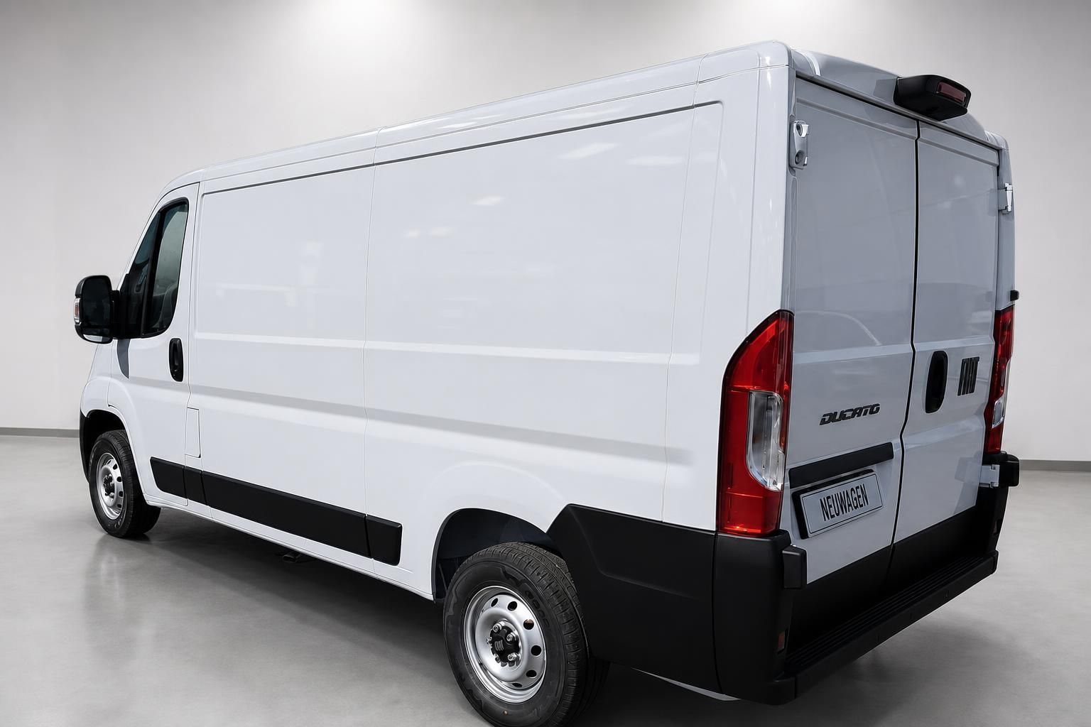 Fiat Ducato Kastenwagen weiß, Heckansicht schräg von hinten