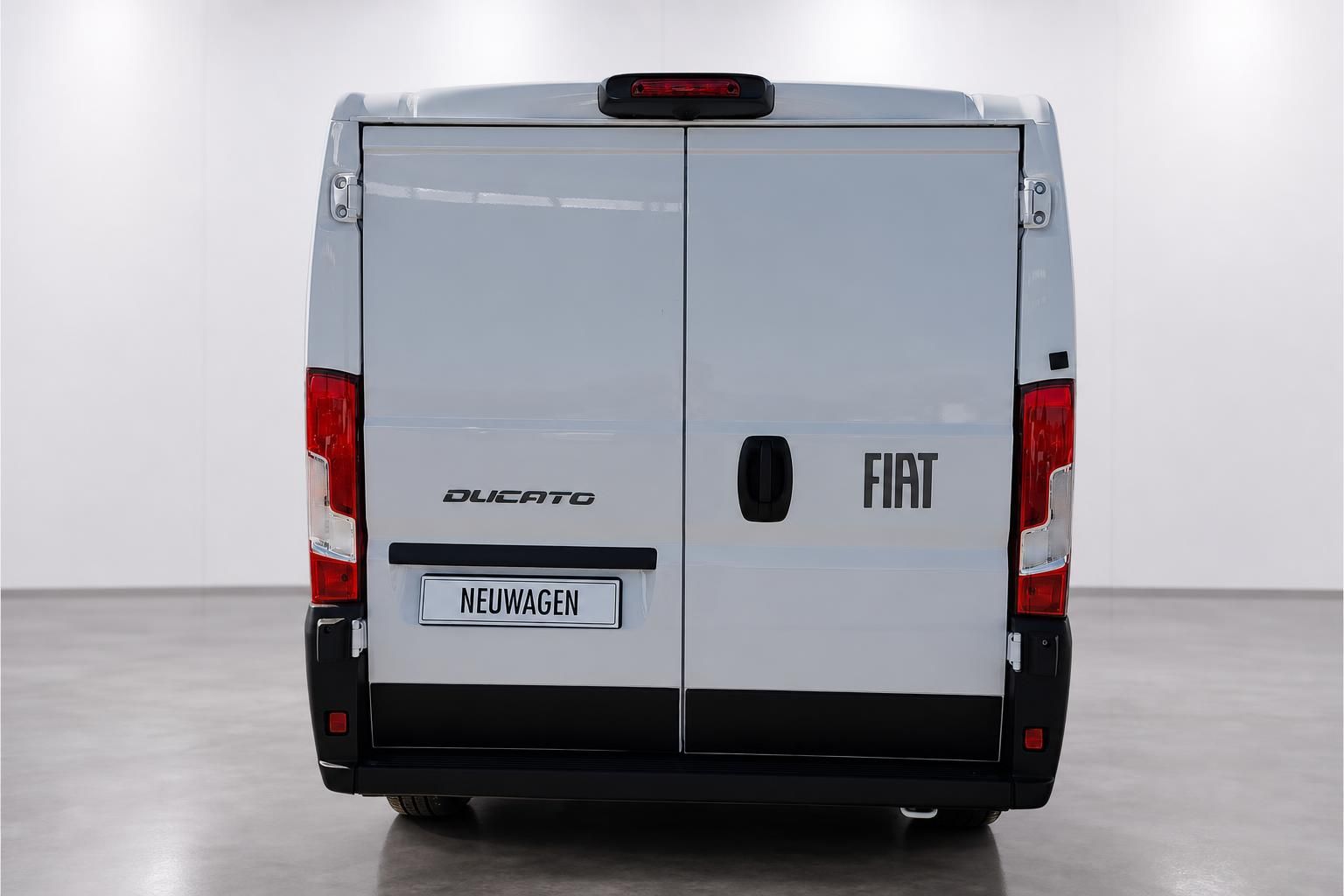 Fiat Ducato Neuwagen weiß Heckansicht Kastenwagen Studio
