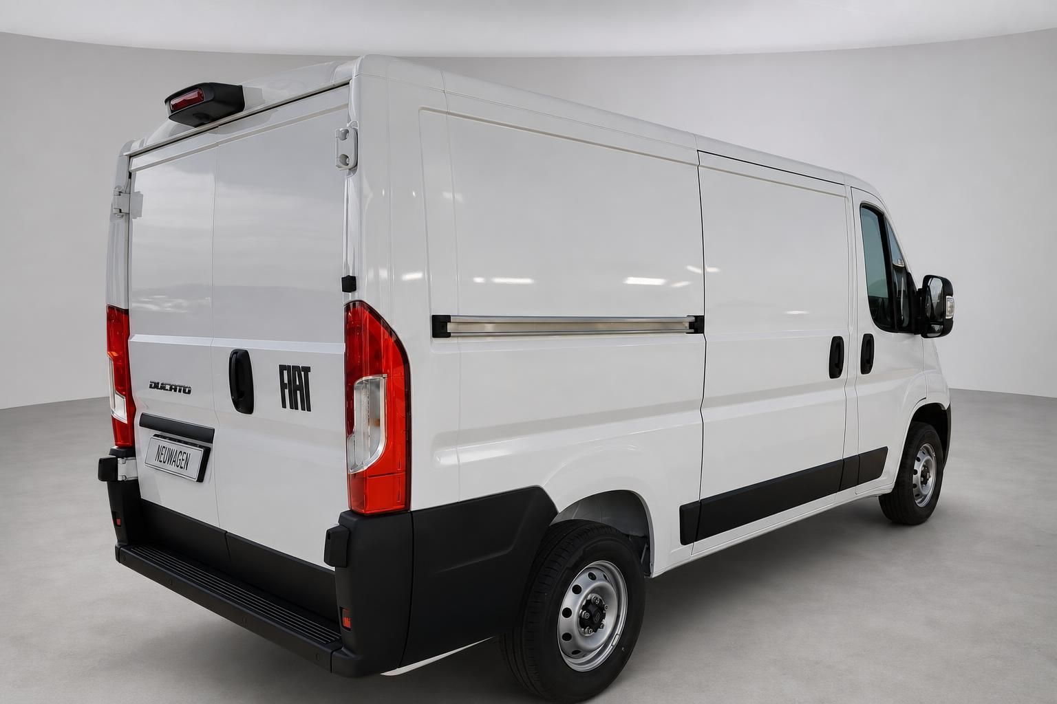Fiat Ducato Kastenwagen weiß, Heckansicht schräg im Studio