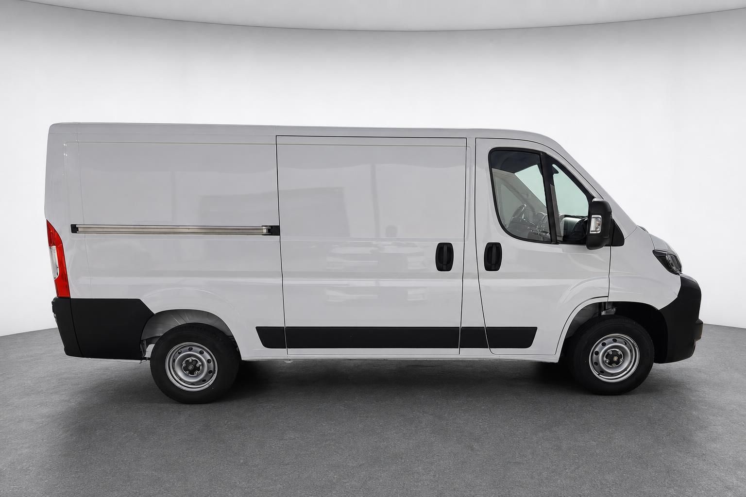 Fiat Ducato Kastenwagen weiß, Seitenansicht im Fotostudio