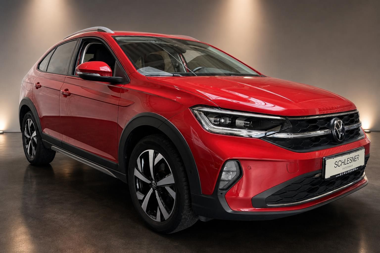 VW Tiguan Allspace in Rot, Frontansicht schräg im Studio