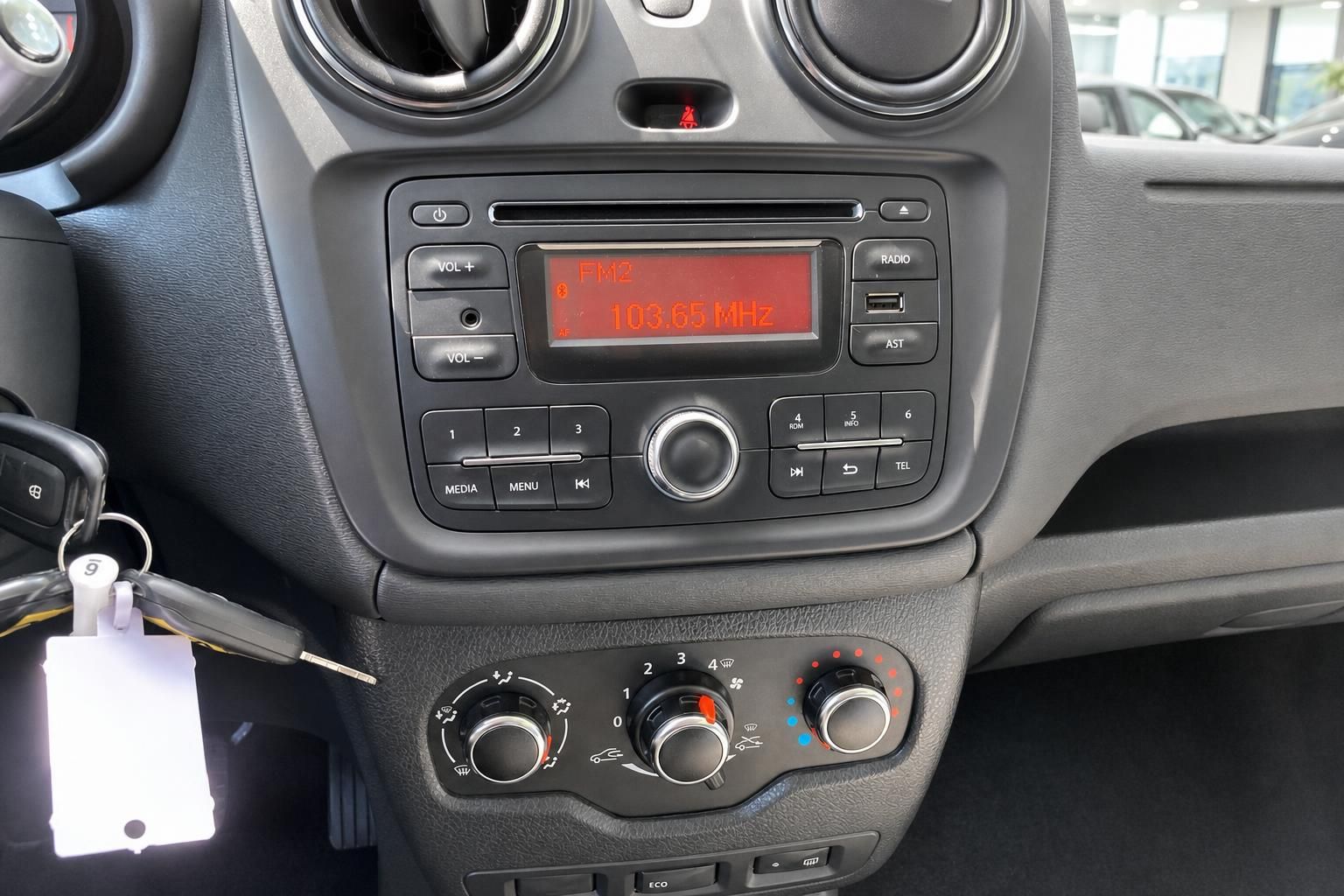 Dacia Dokker Radio und Klimabedienung Nahaufnahme Mittelkonsole Innenraum