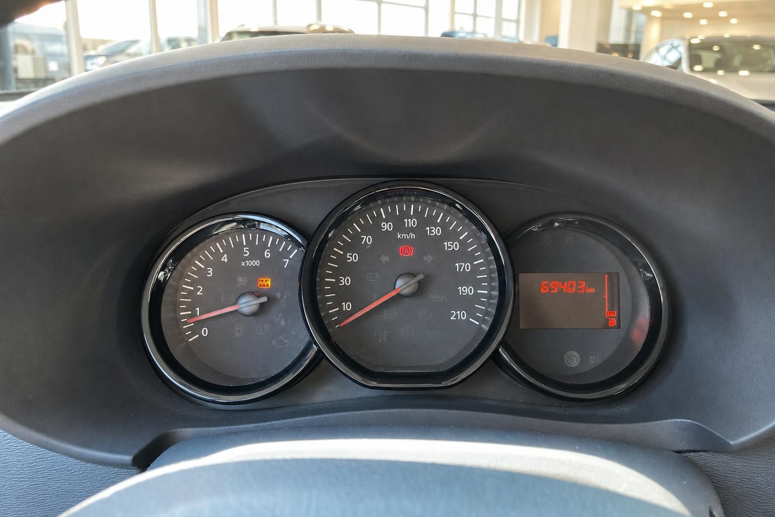 Dacia Dokker Tacho mit 69403 km Kilometerstand und Drehzahlmesser Nahaufnahme