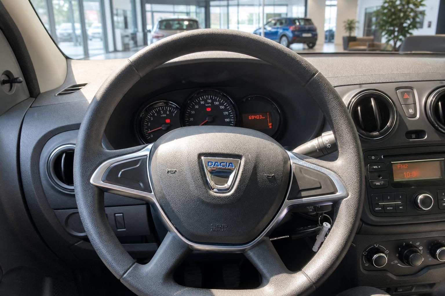 Dacia Innenraum Lenkrad mit Tacho und Armaturenbrett – Nahaufnahme Cockpit