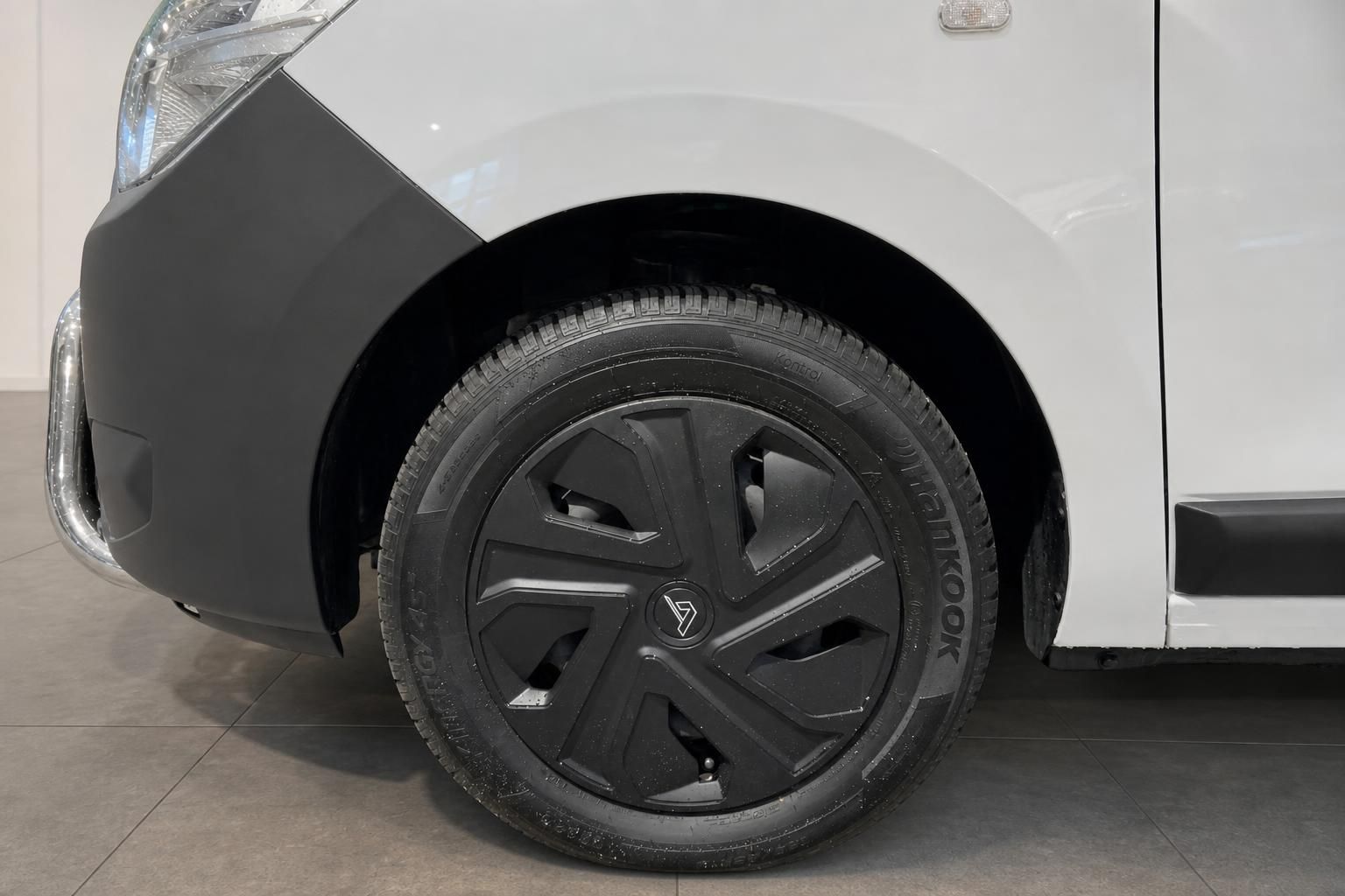 Dacia Rad mit schwarzer Radkappe und Hankook-Reifen – Detailaufnahme Vorderrad