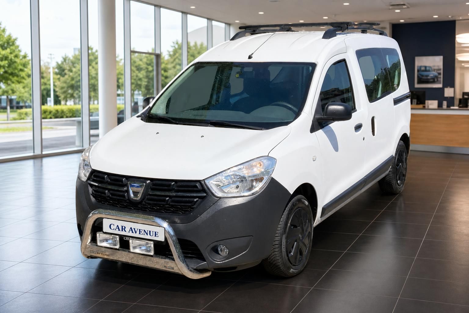 Dacia Dokker weiss Frontansicht schraeg im Autohaus mit Buegel und Dachtraeger