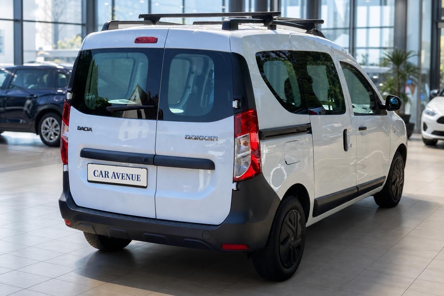 Dacia Dokker weiss Heckansicht gerade im Autohaus mit Dachtraeger
