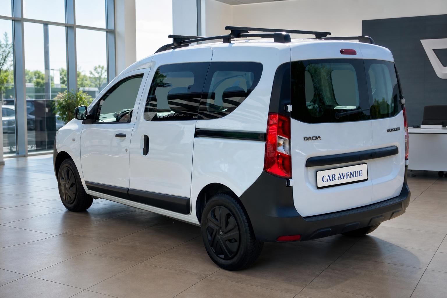 Dacia Dokker weiss Heckansicht schraeg im Autohaus mit Dachtraeger