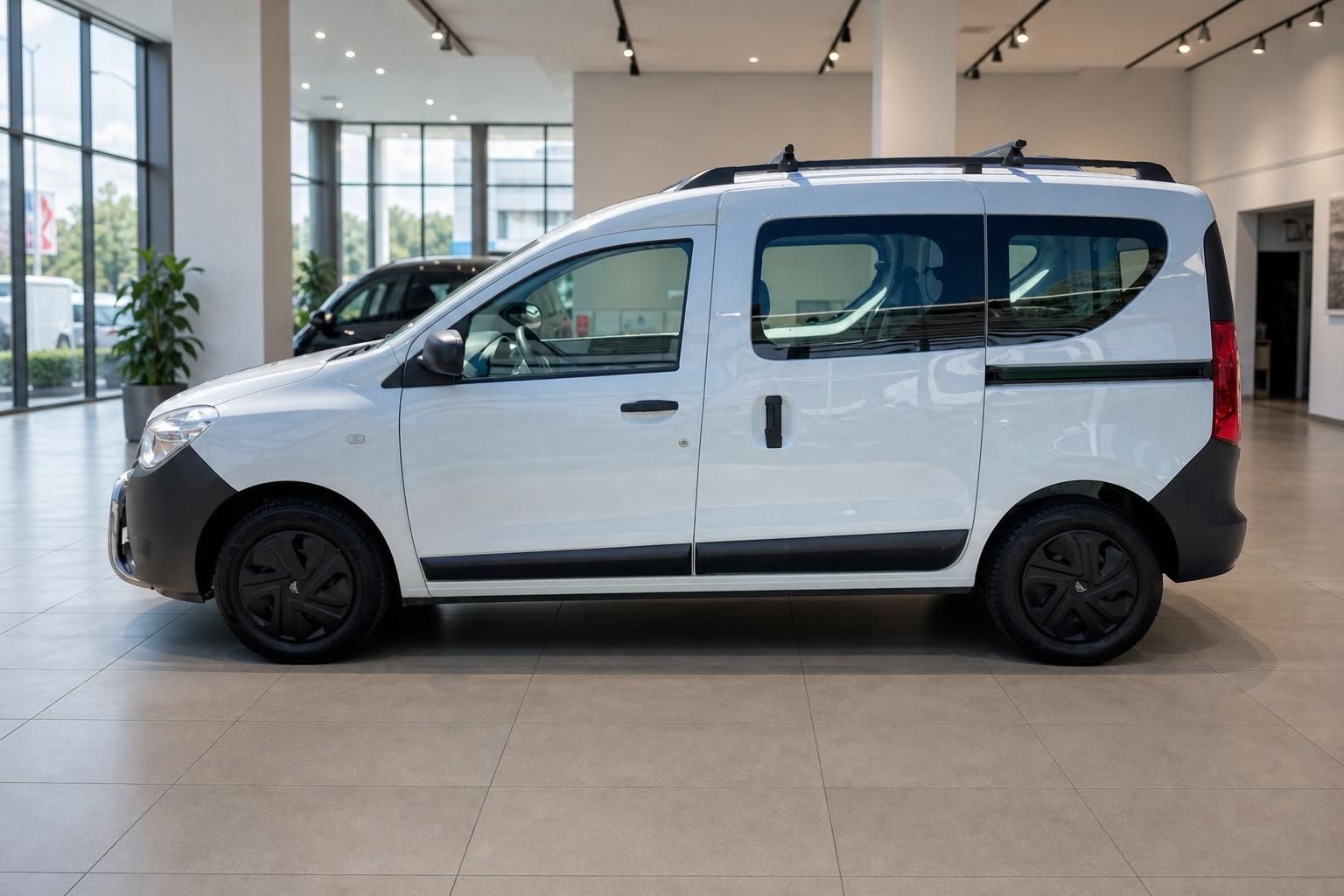 Dacia Dokker weiss Seitenansicht im Autohaus mit Dachtraeger