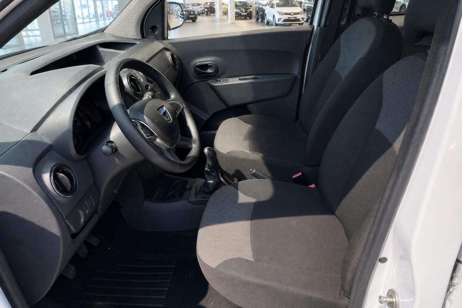 Dacia Dokker Innenraum Fahrerseite mit Lenkrad, Vordersitzen und Stoffbezug grau
