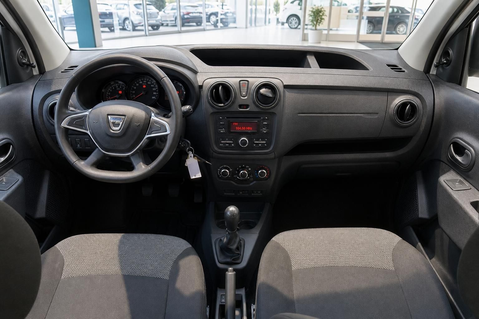 Dacia Innenraum Cockpit mit Lenkrad, Radio, Schaltgetriebe und Vordersitzen