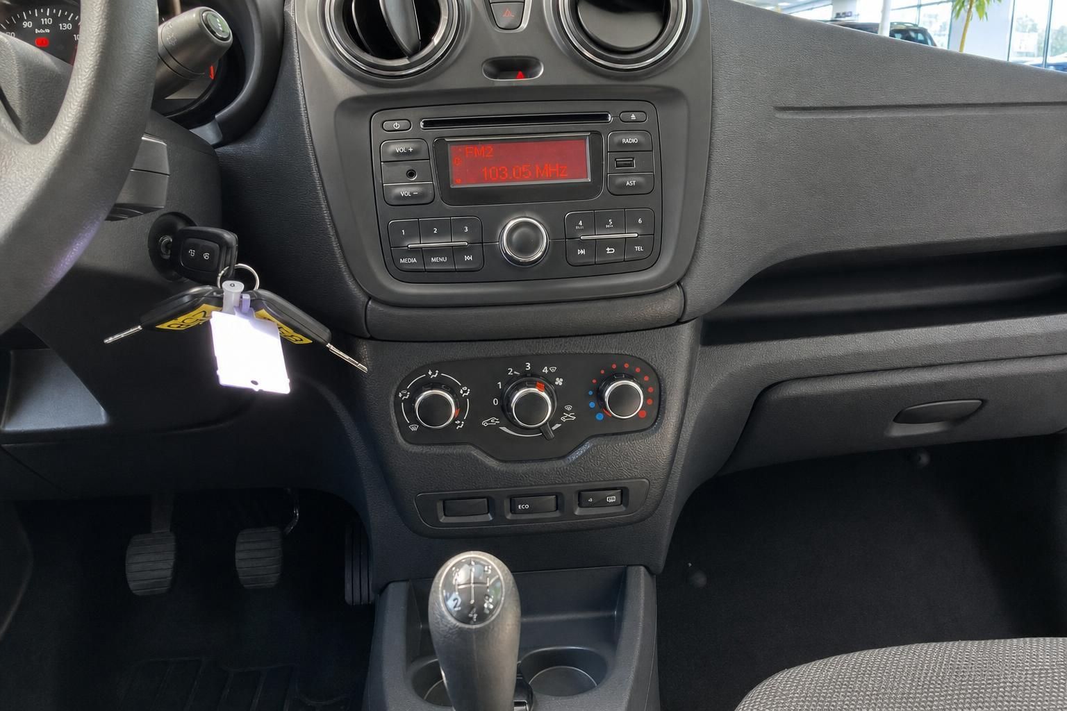Dacia Dokker Innenraum Mittelkonsole mit Radio, Klimabedienung und Schaltknauf