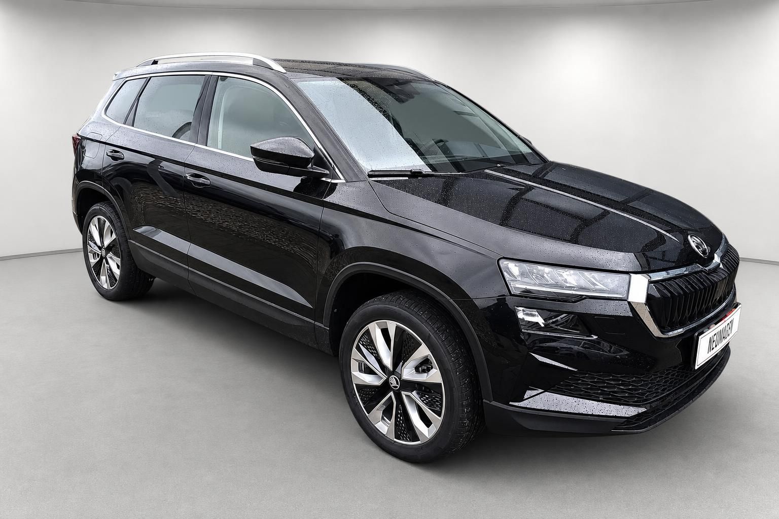 Skoda Karoq schwarz SUV Seitenansicht vorne im Studio