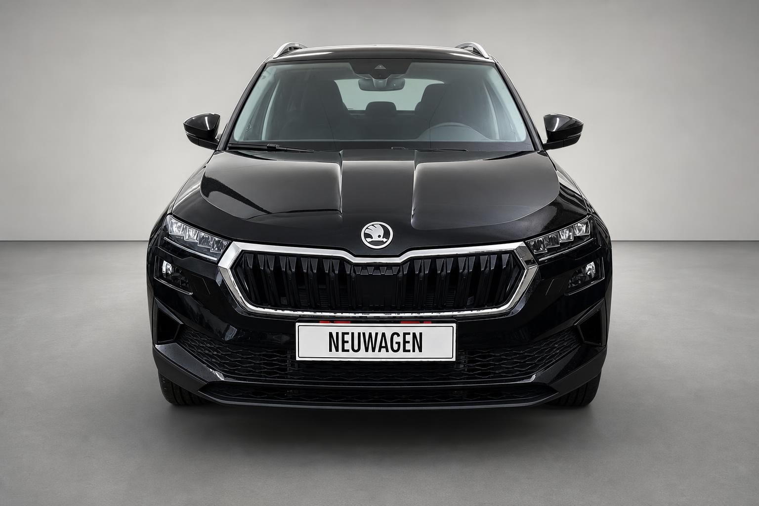 Skoda Karoq schwarz SUV Frontansicht mit Kuehlergrill Studio