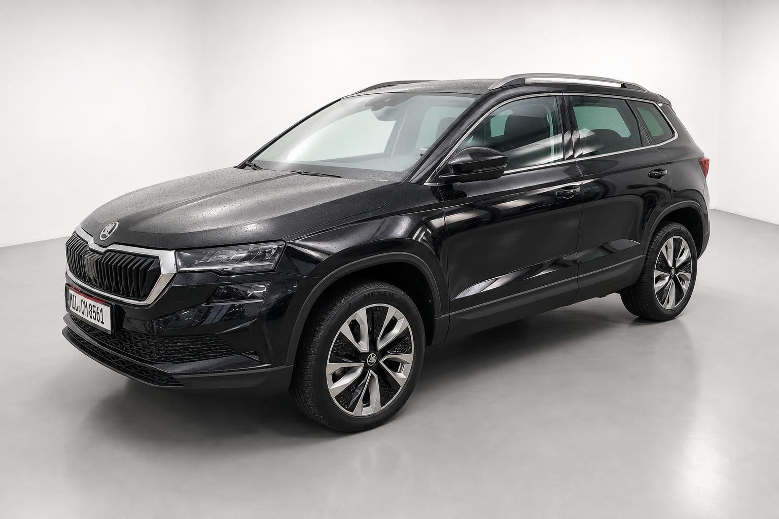 Skoda Karoq schwarz SUV Frontansicht seitlich im Studio