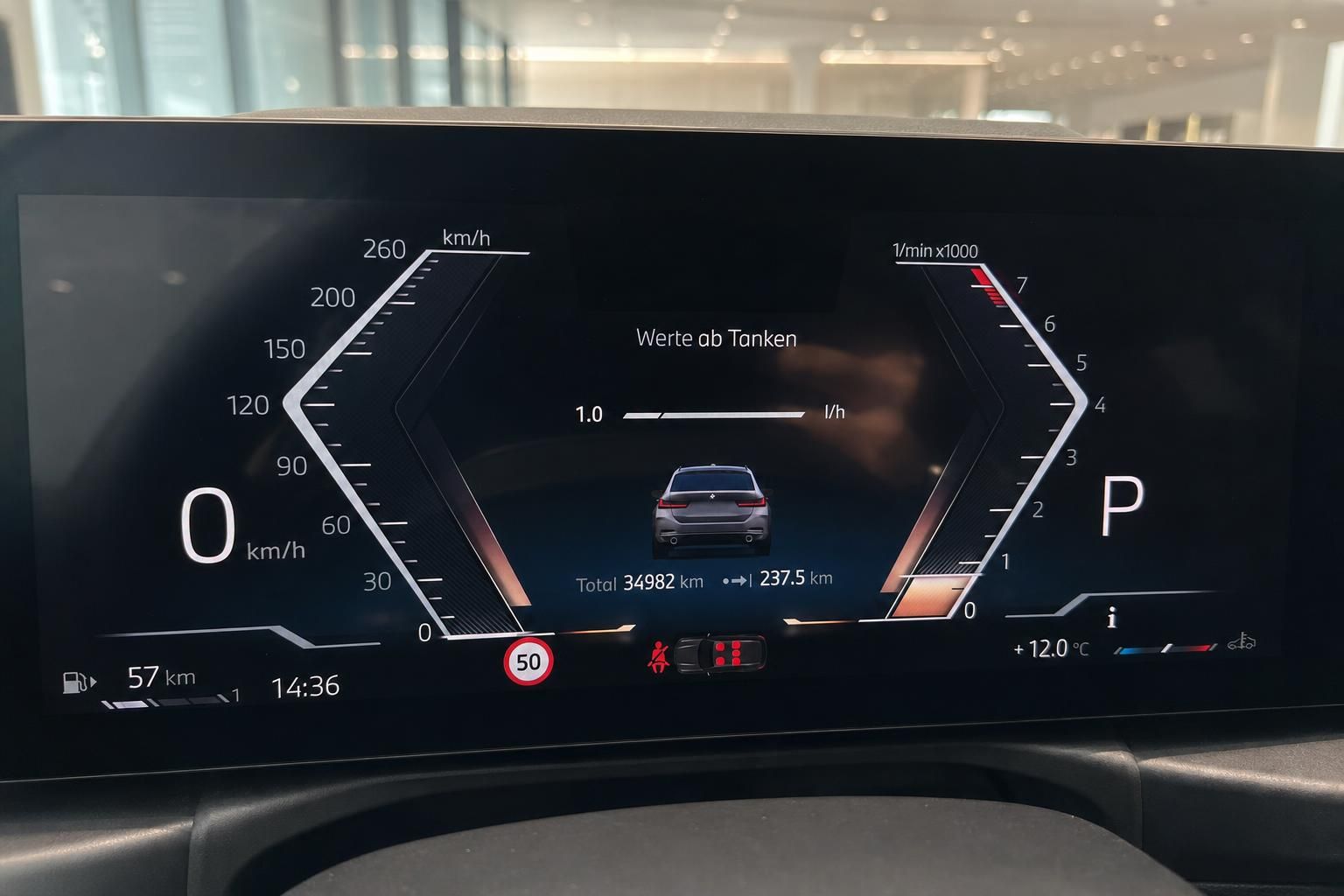 BMW Kombiinstrument mit digitaler Anzeige und Tachometer im Innenraum