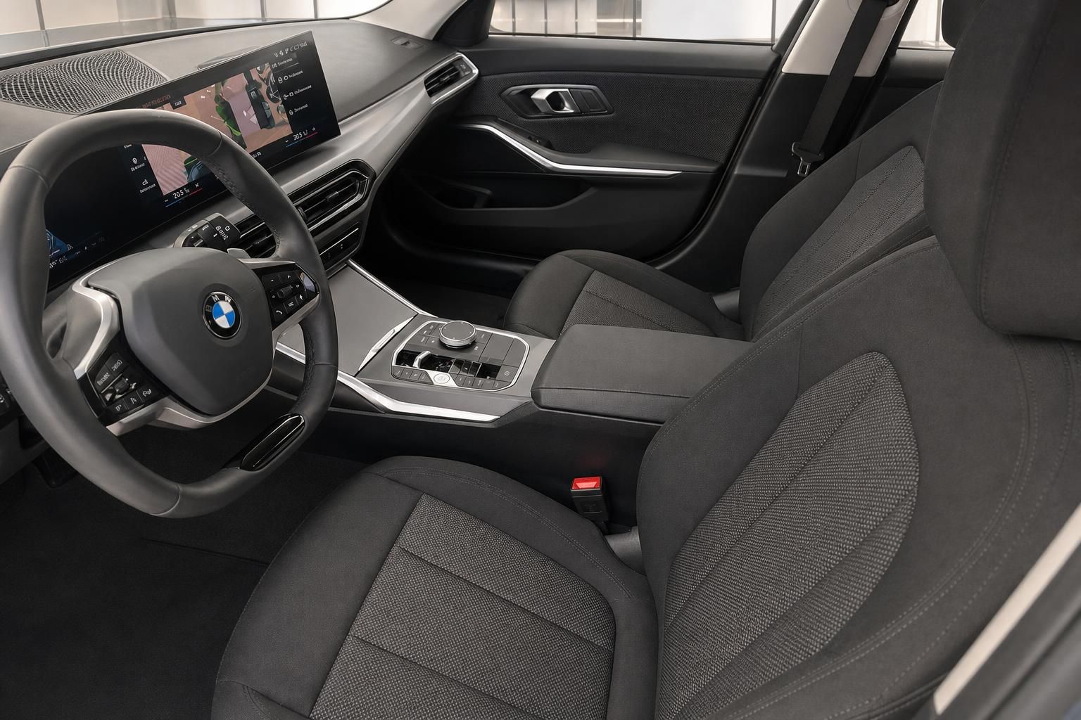 BMW Innenraum mit Cockpit, Lenkrad und Vordersitzen in Schwarz