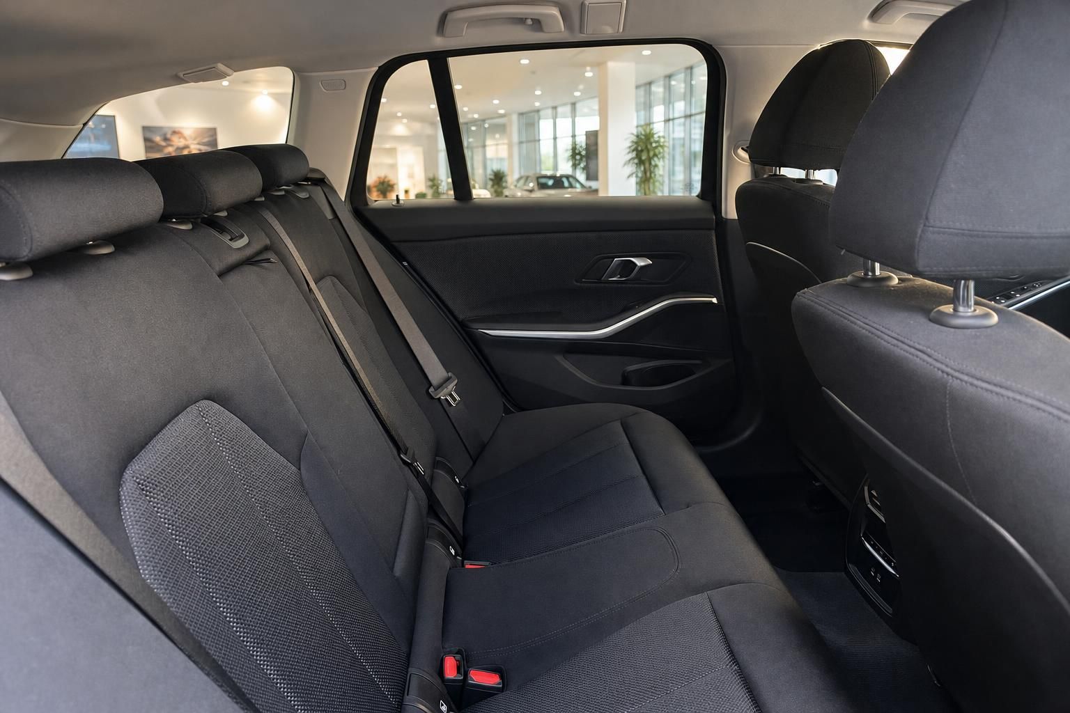 Rücksitzbank im BMW mit Blick auf Türverkleidung und Kopfstützen