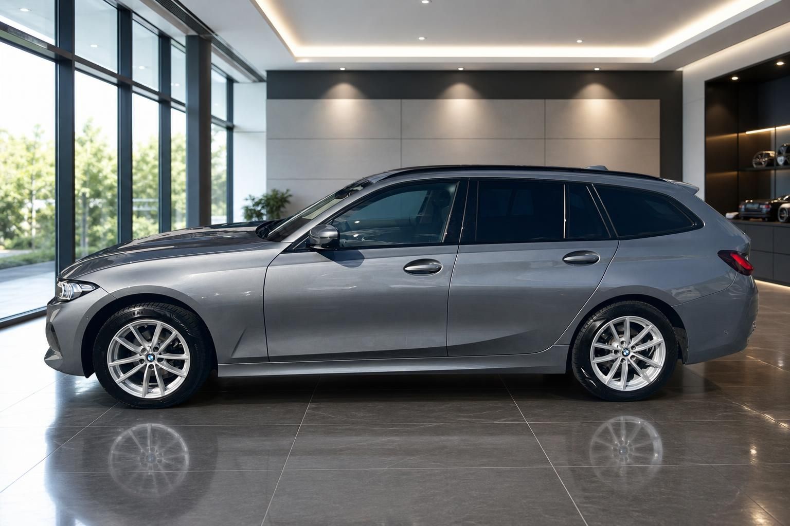 BMW 3er Touring grau, Seitenansicht im Showroom des Autohauses
