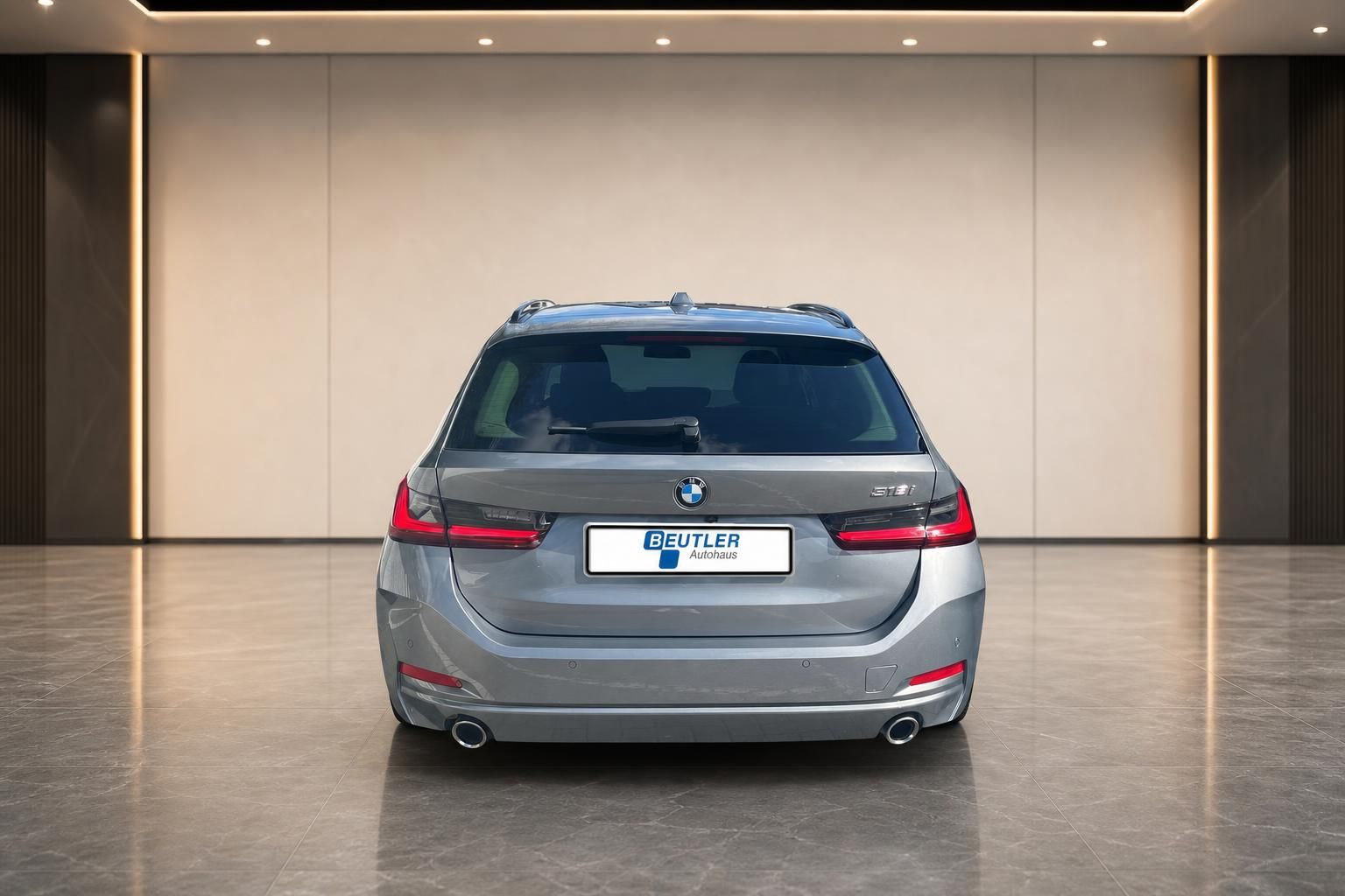 BMW 3er Touring in Grau, Heckansicht im Autohaus-Showroom