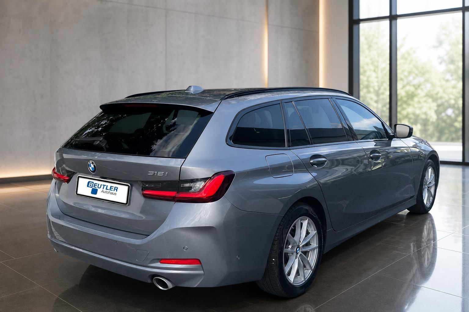 BMW 318i Touring grau, Heckansicht schraeg im Autohaus