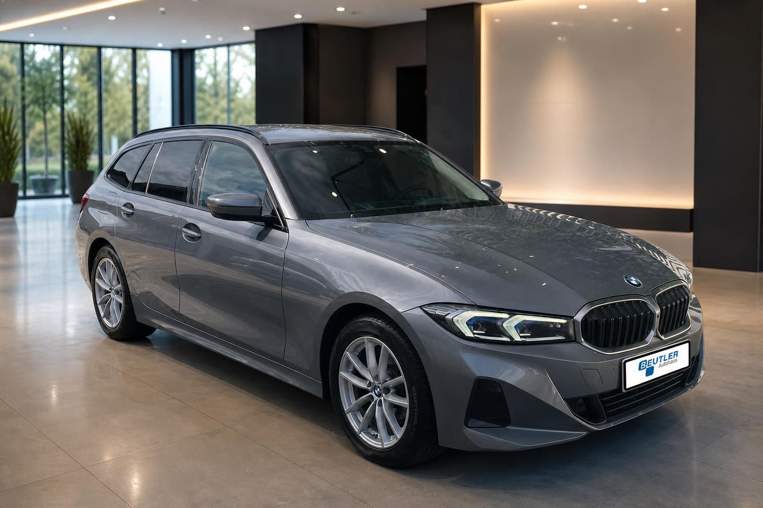 BMW 3er Touring grau Frontansicht schraeg im Showroom