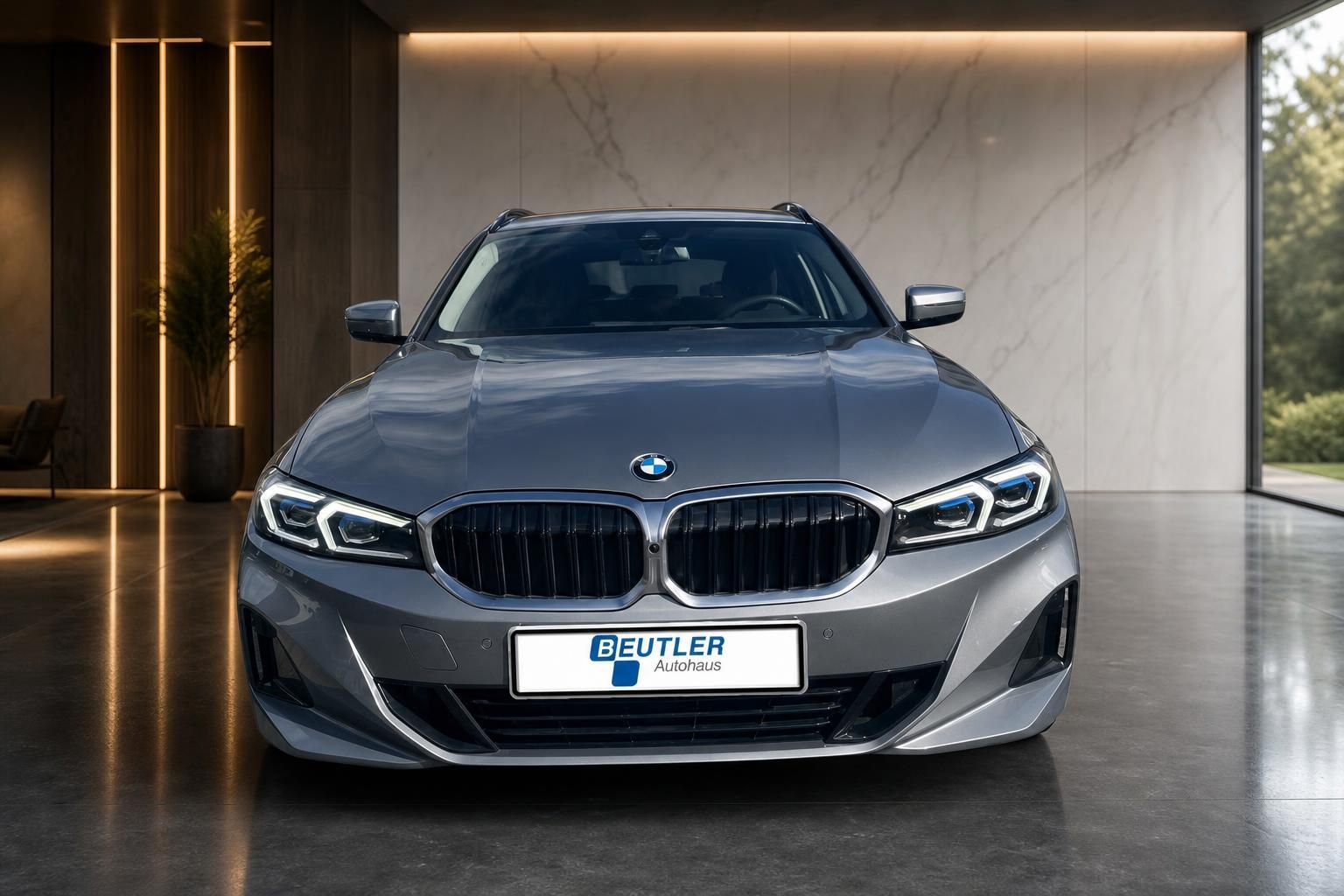 BMW 3er Touring grau Frontansicht mit LED-Scheinwerfern