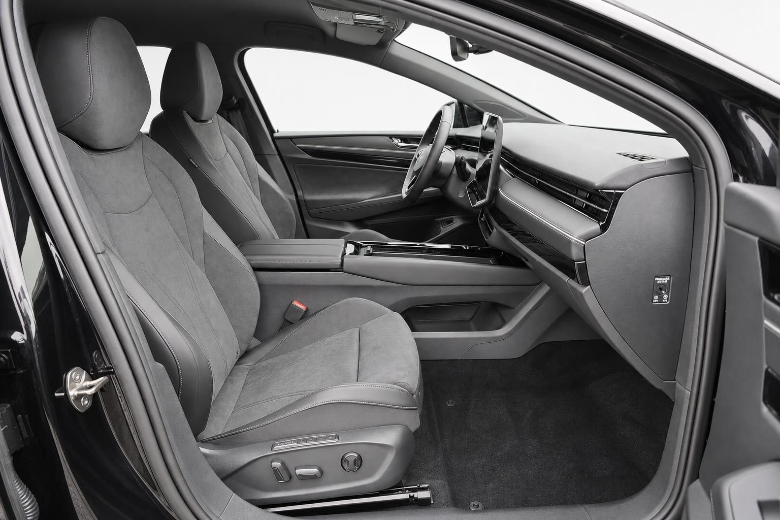 VW ID.7 Tourer Innenraum Fahrersitz und Armaturenbrett schwarz
