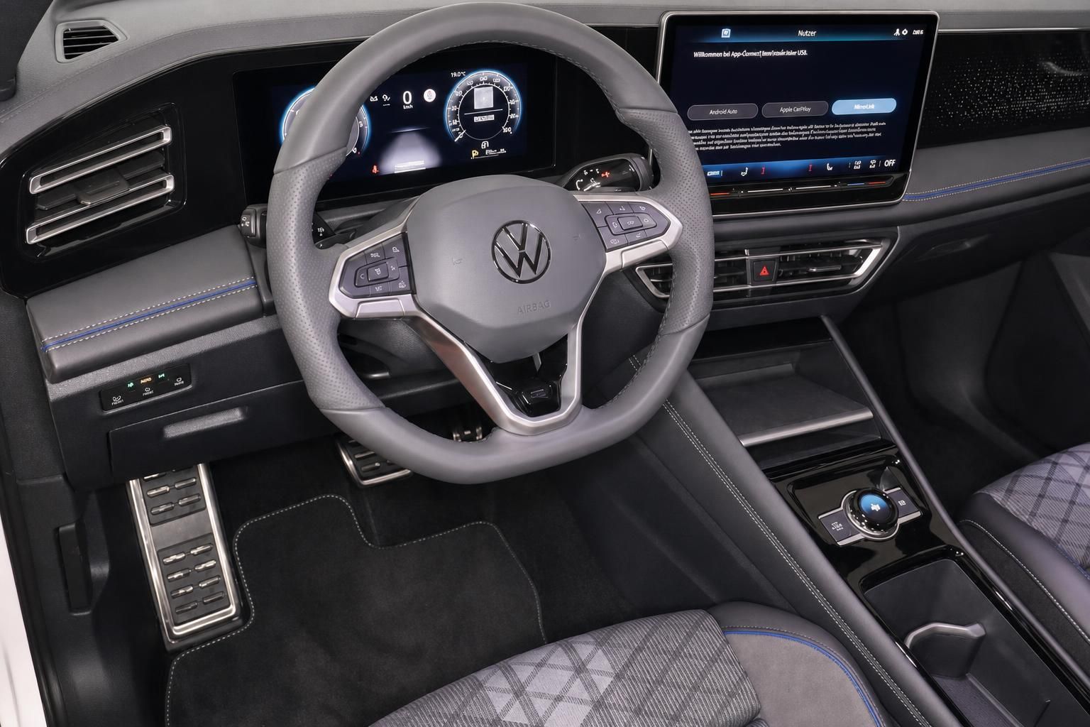 VW Cockpit von oben mit Lenkrad, Pedalen und Multimedia-Bildschirm