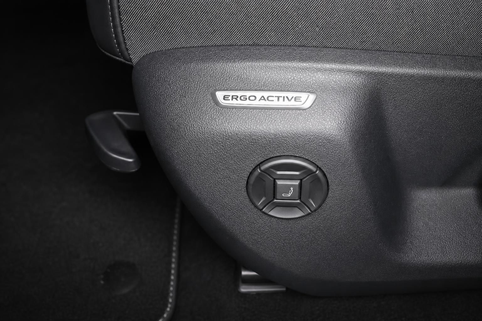 Ergo Active Taste an der Sitzverstellung im Autoinnenraum
