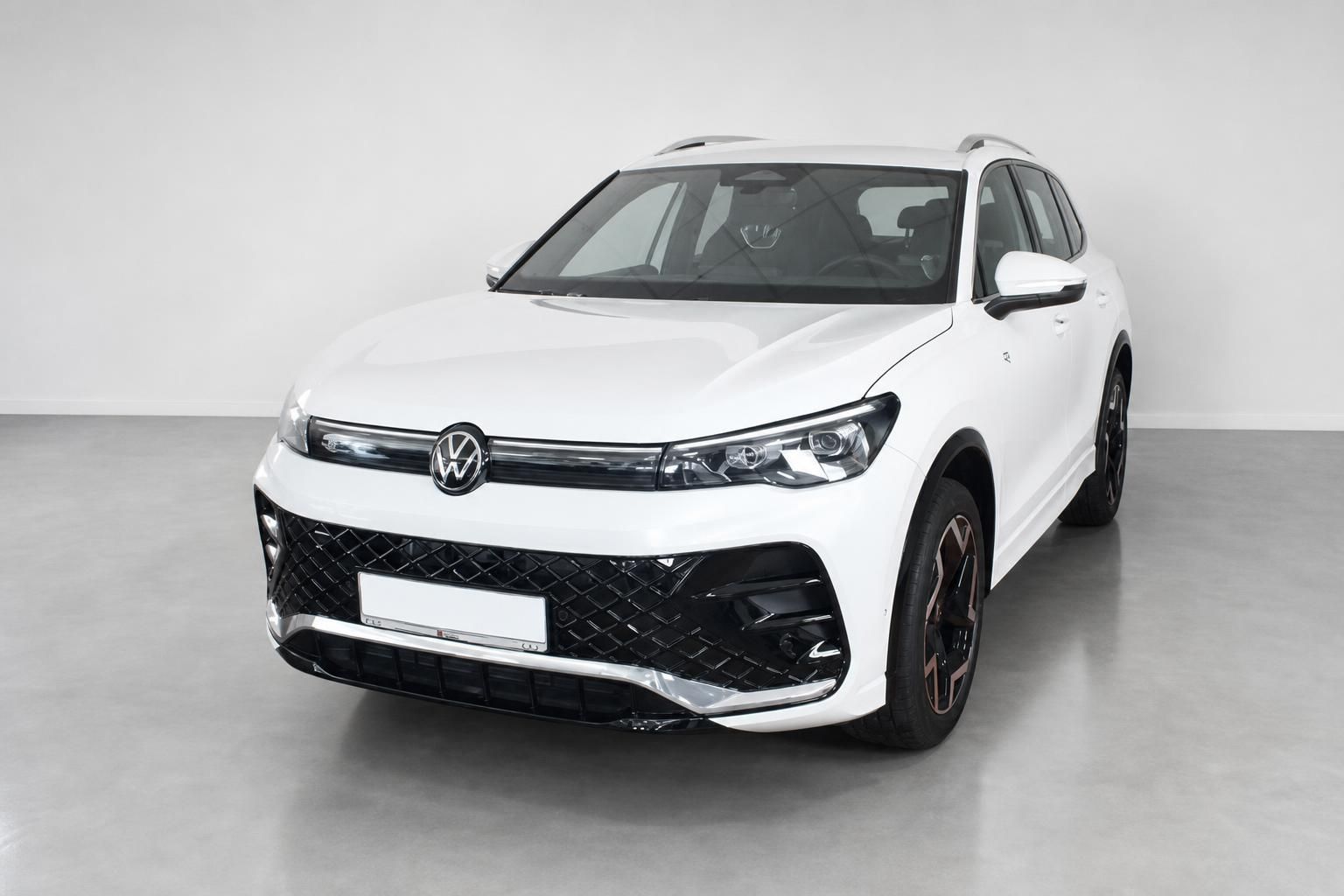 VW Tiguan weiß Frontansicht schräg mit sportlichem Design