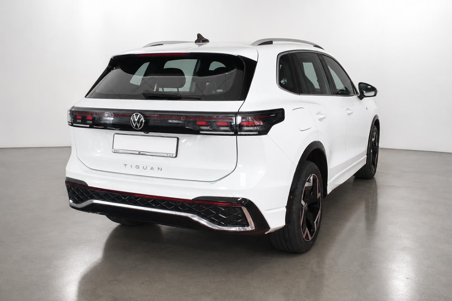 VW Tiguan weiß Heckansicht mit Leichtmetallfelgen im Studio