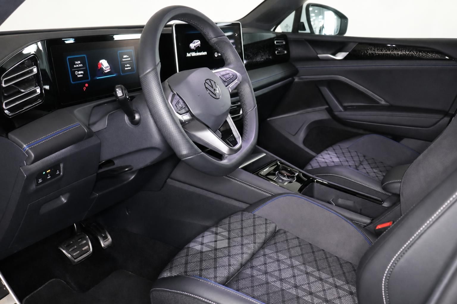 VW Tiguan Innenraum mit Sportsitzen und Lenkrad im Detail