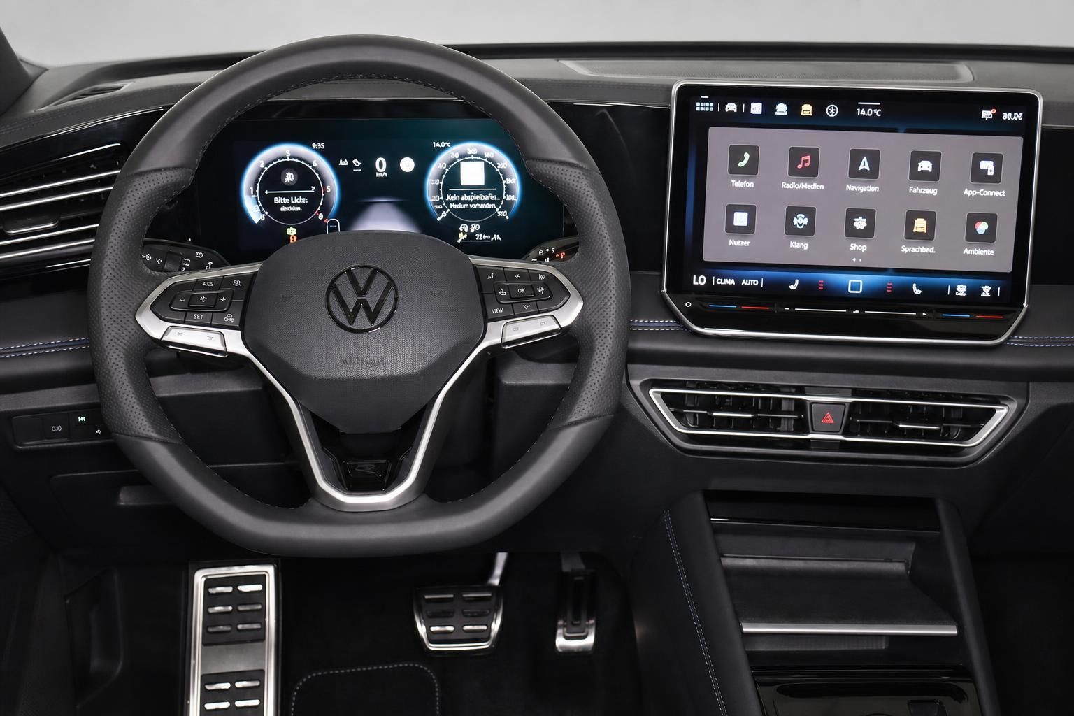 VW Cockpit mit Lenkrad, digitalem Tacho und Infotainment-Touchscreen