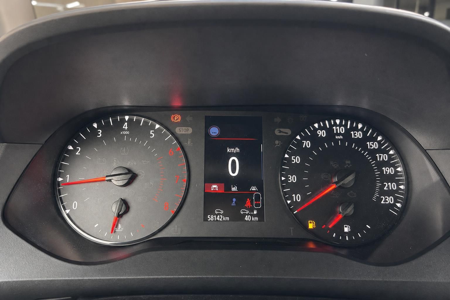 Fahrzeug Armaturenbrett mit Tacho, Drehzahlmesser und Bordcomputer Display
